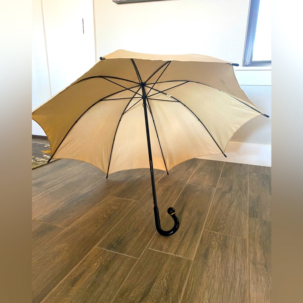 Vintage Schertz Umbrella Made in the USA Beige and Black☔️